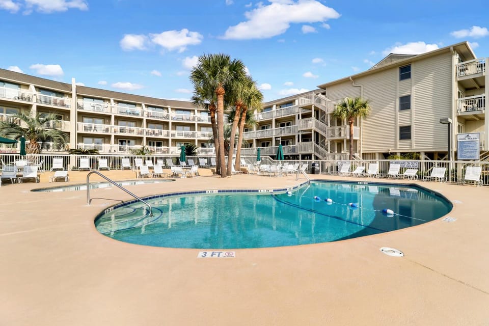 Property building, Patio, Day, Pool view, Swimming pool, Swimming pool, sunbed