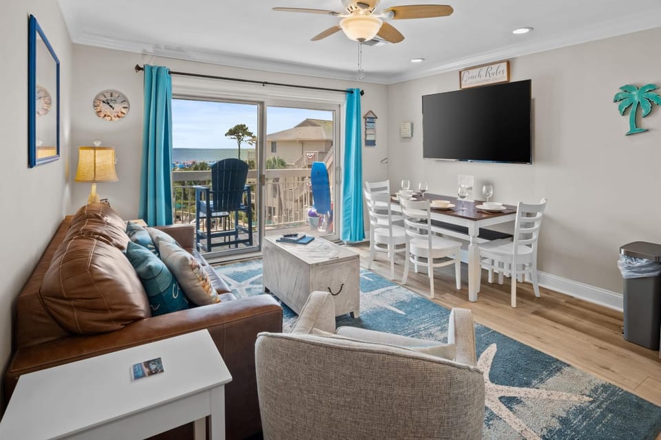 Communal lounge/ TV room, TV and multimedia, Living room, Seating area, Dining area, Evening entertainment, Lake view, Sea view, Family