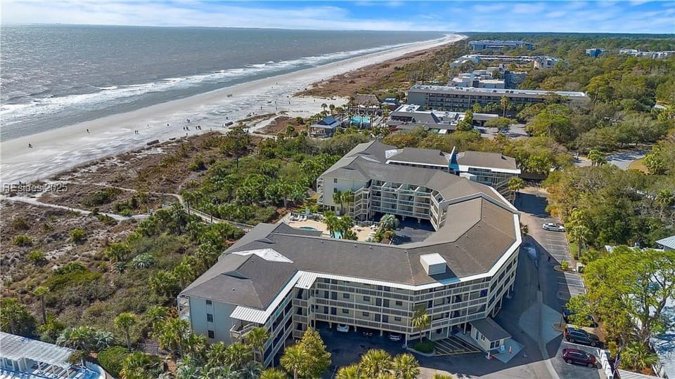 Property building, Day, Neighbourhood, Natural landscape, Bird's eye view, Beach, City view, Sea view, Location