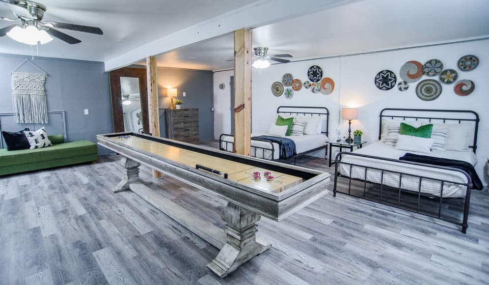 Bed, Activities, Game Room, TV and multimedia, Bedroom, Swimming pool, laundry