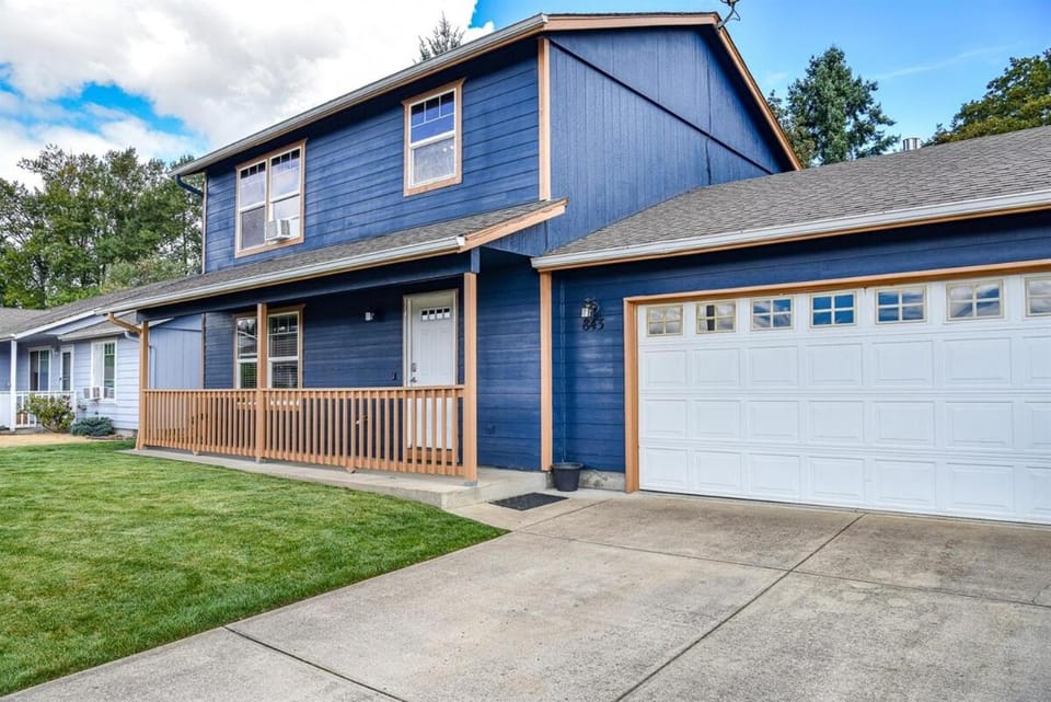 Teak and Jordan Estates- Sleeps 24! House in Albany