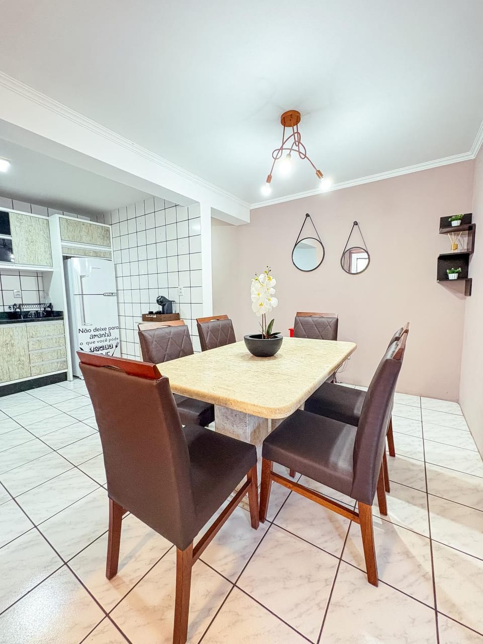 Kitchen or kitchenette, Dining area