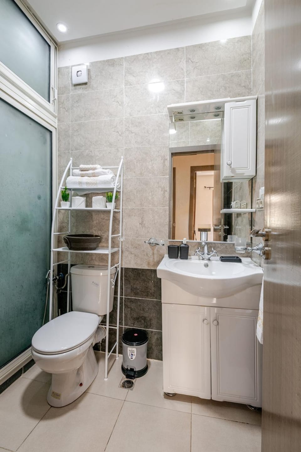 Shower, Toilet, Bathroom, bidet, towels
