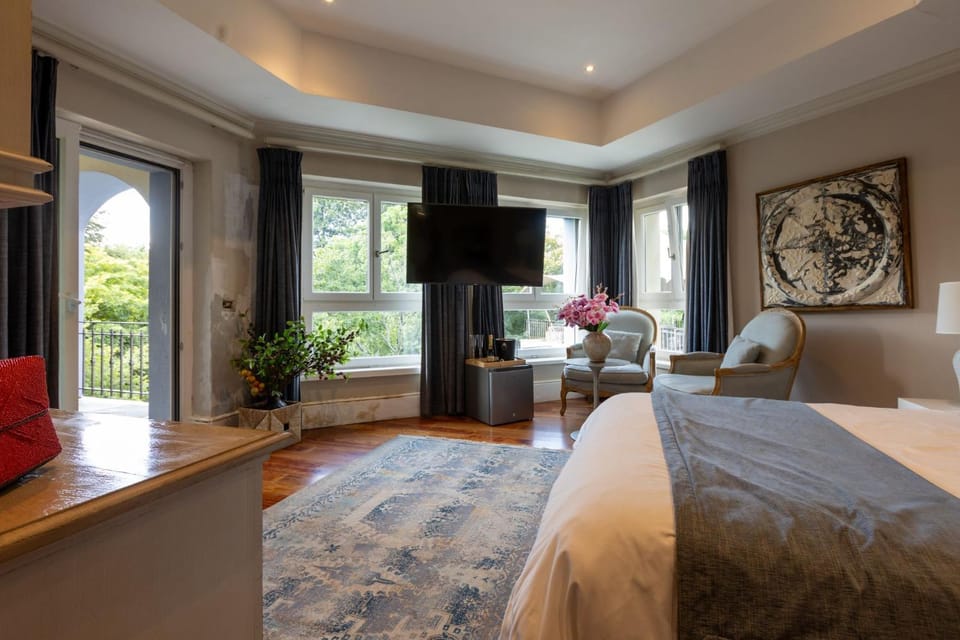Bed, TV and multimedia, Seating area, Bedroom