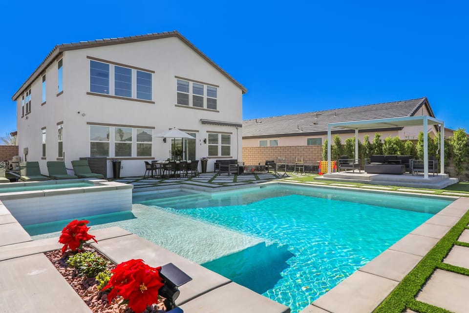 Property building, Day, Garden view, Pool view, Swimming pool, Swimming pool, sunbed