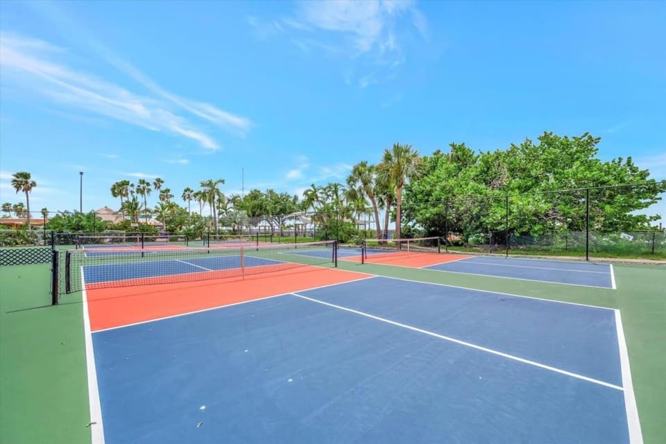 Sunset Suite Heated Pool Tennis & Gym Balcony Apartment in Ruskin