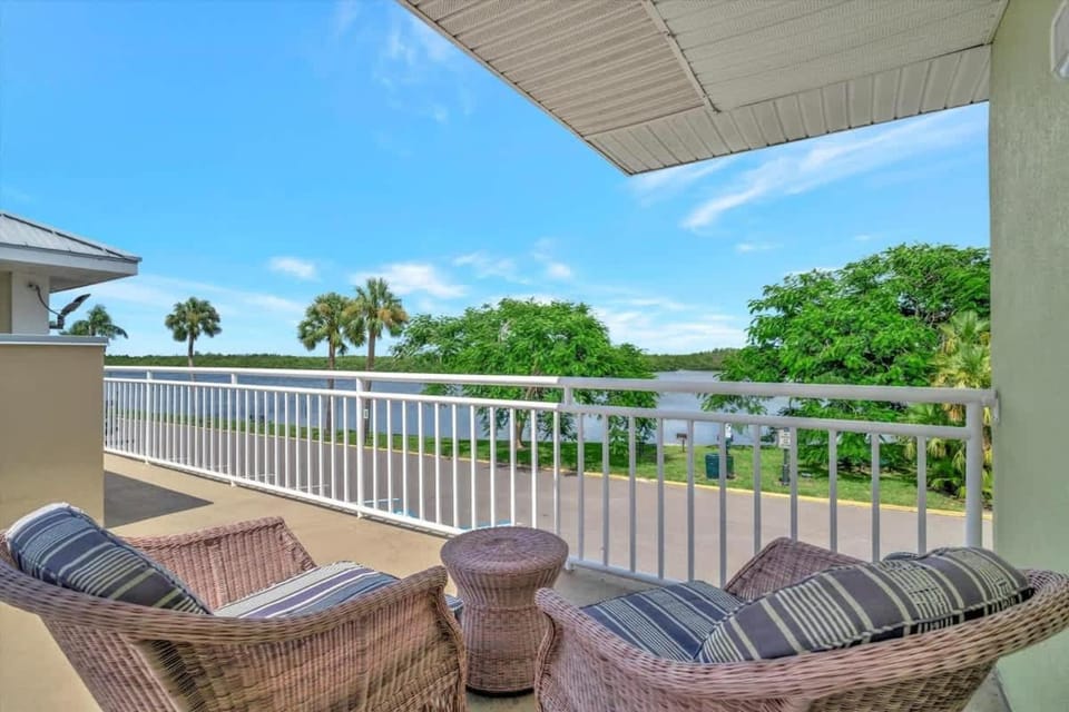 Sunset Suite Heated Pool Tennis & Gym Balcony Apartment in Ruskin