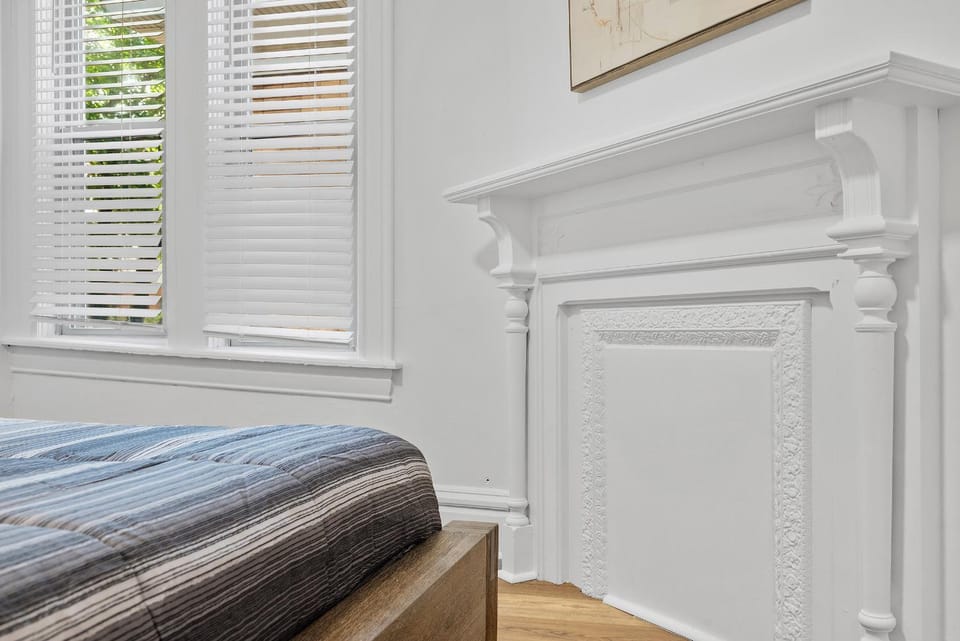 Pittsburgh Shadyside 2C Modern and Cozy Private Bedroom with Shared Bathroom Vacation rental in Shadyside