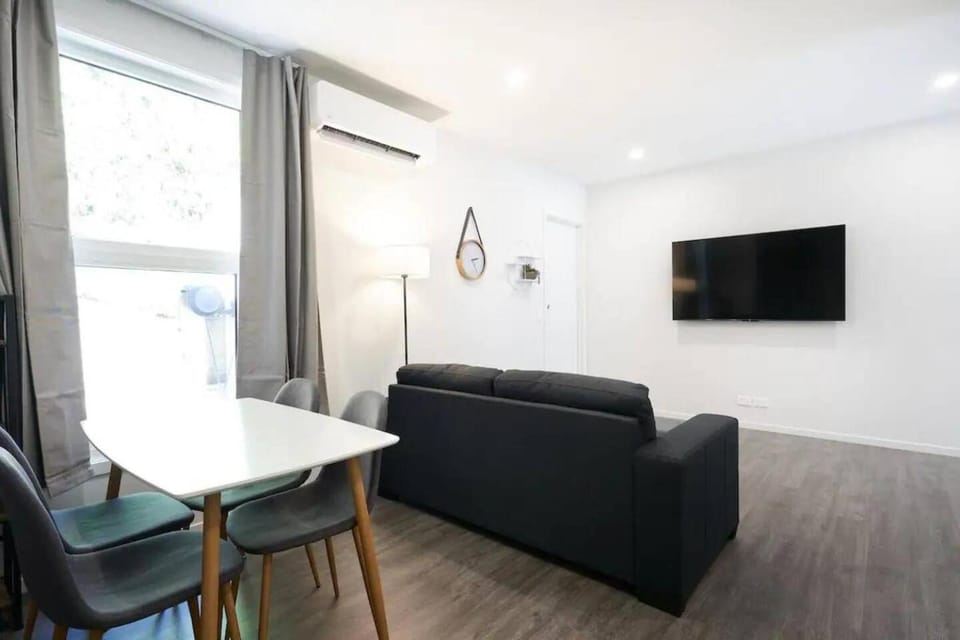Modern Apartments Near Town 2x Units House in Dunedin