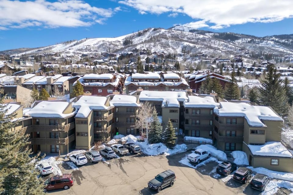 Property building, Neighbourhood, Natural landscape, Bird's eye view, Mountain view, Parking