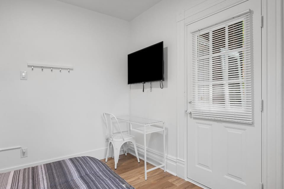 Pittsburgh Shadyside 2E Bright Modern Private Bedroom with Shared Bathroom Vacation rental in Shadyside