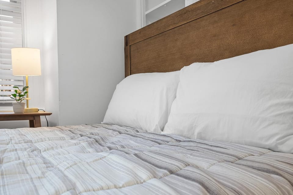 Pittsburgh Shadyside 2E Bright Modern Private Bedroom with Shared Bathroom Vacation rental in Shadyside