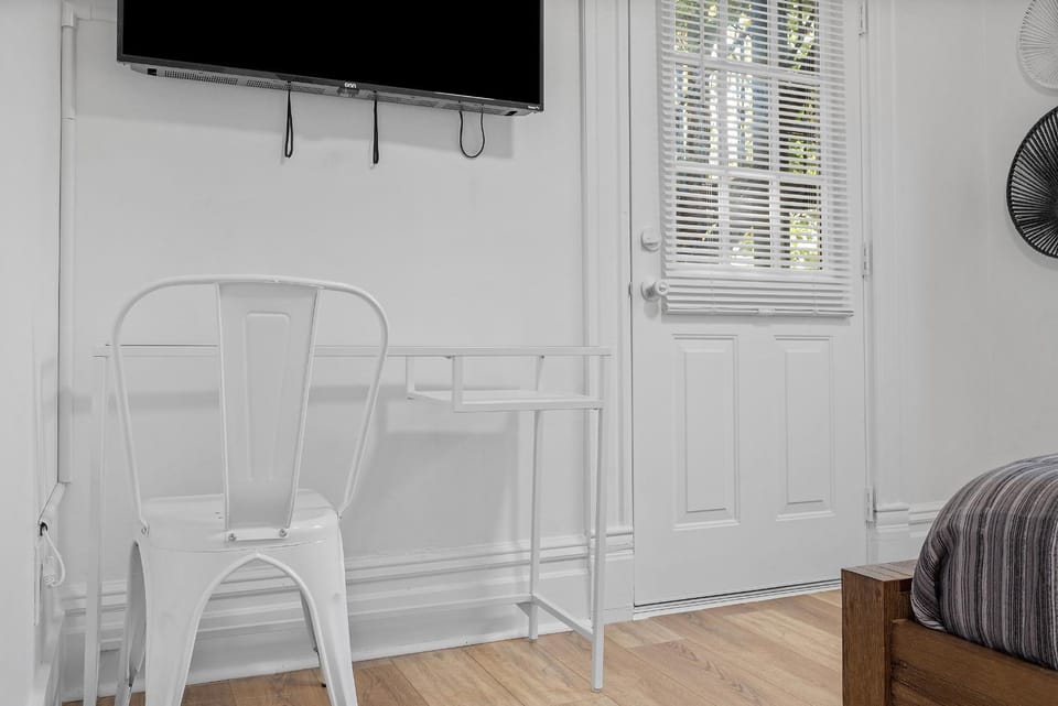 Pittsburgh Shadyside 2E Bright Modern Private Bedroom with Shared Bathroom Vacation rental in Shadyside