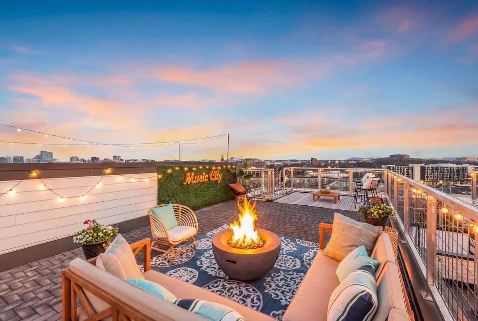 Rooftop Downtown Views - Bluebird Karaoke House in Nashville