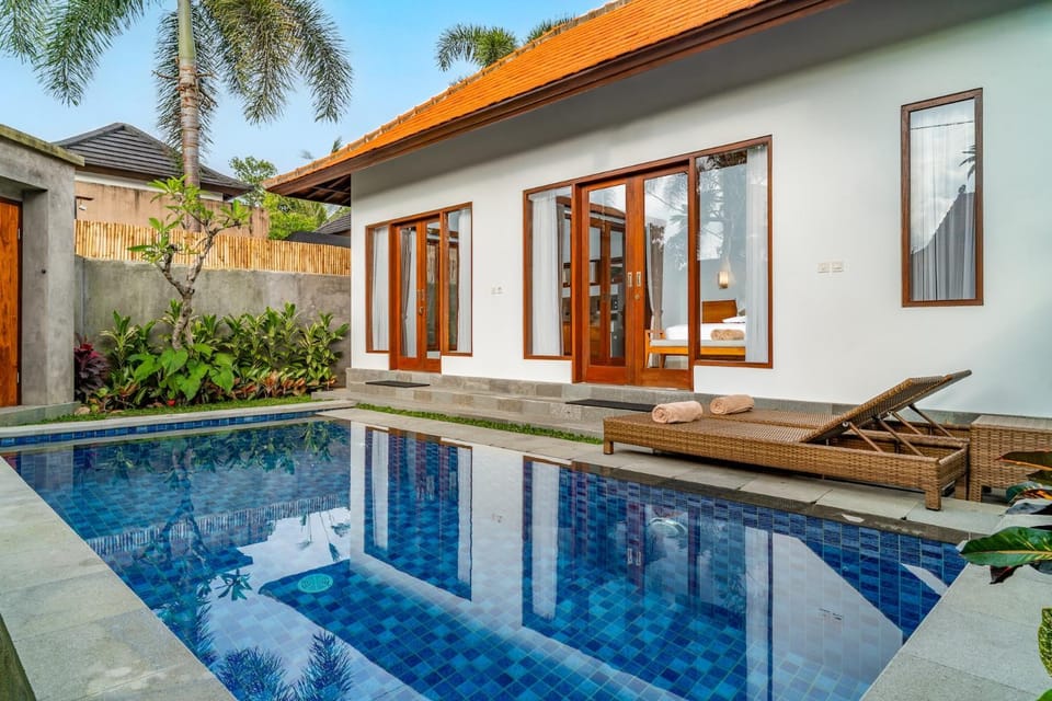 Property building, Garden, Garden view, Pool view, Swimming pool, sunbed