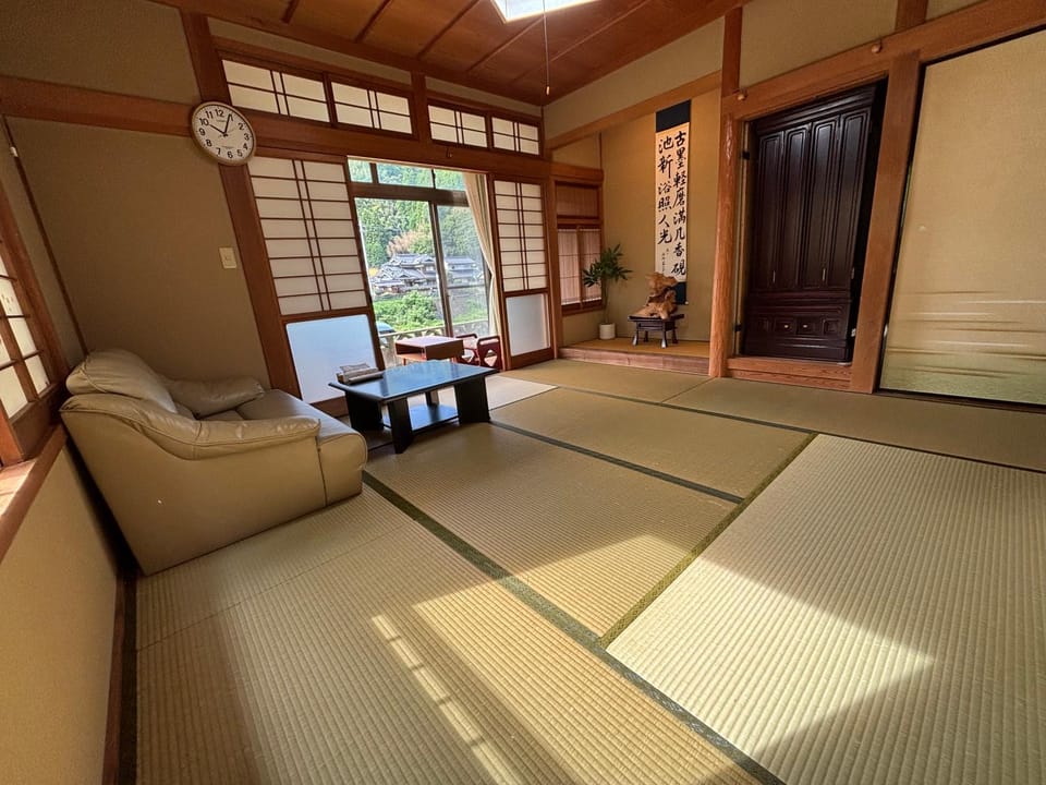 Seating area, Bedroom, Guests