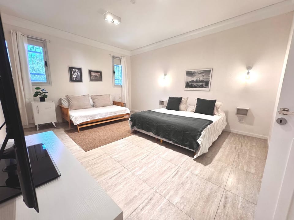 Bed, TV and multimedia, Photo of the whole room, Bedroom