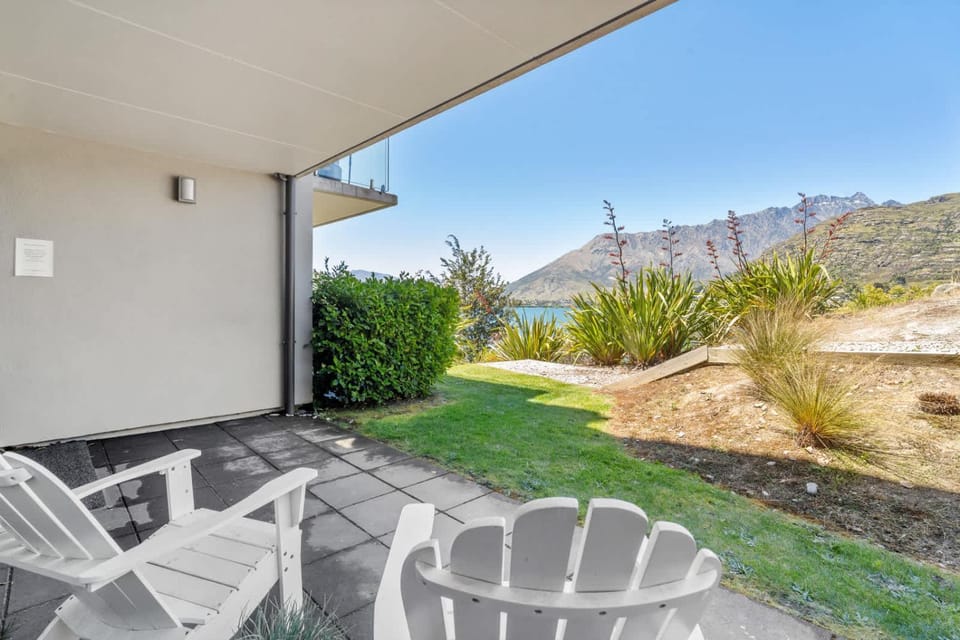 Lakefront Luxury Retreat Modern Apartment Apartment in Queenstown
