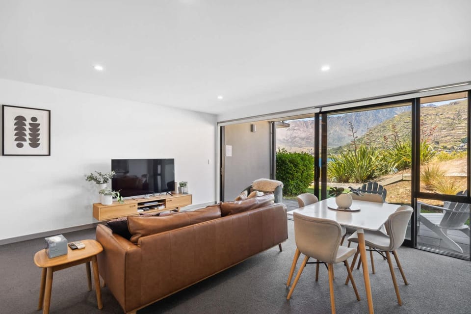 Lakefront Luxury Retreat Modern Apartment Apartment in Queenstown