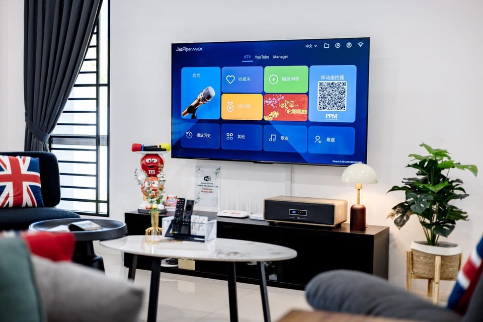 TV and multimedia, Living room, Seating area, Evening entertainment