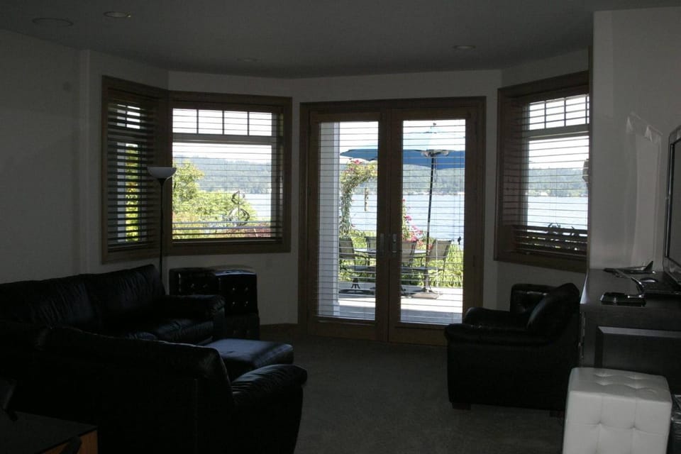 Bed, Living room, Seating area