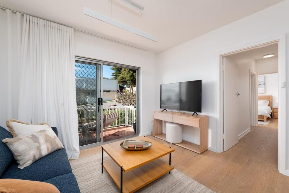 OVER7 - Beachside Escape Apartment in Perth