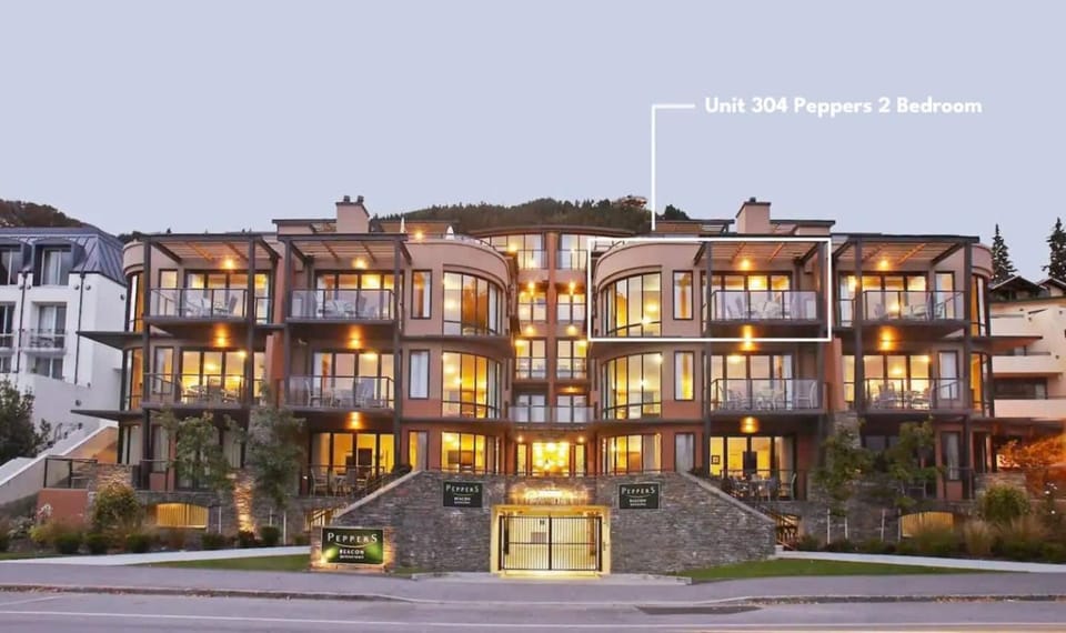 Lakefront Apartment 2 Bed Central walk to town Apartment in Queenstown