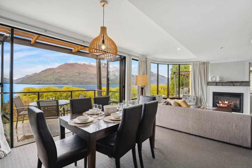 Lakefront Apartment 2 Bed Central walk to town Apartment in Queenstown