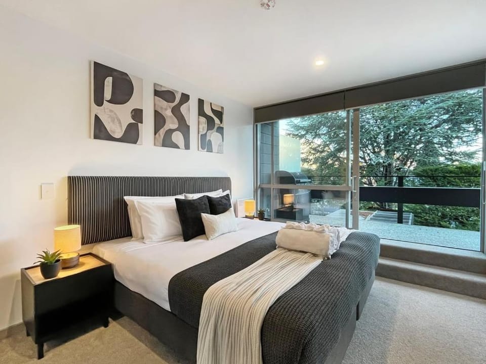 Bed, View (from property/room), Balcony/Terrace, Living room, Seating area, Bedroom