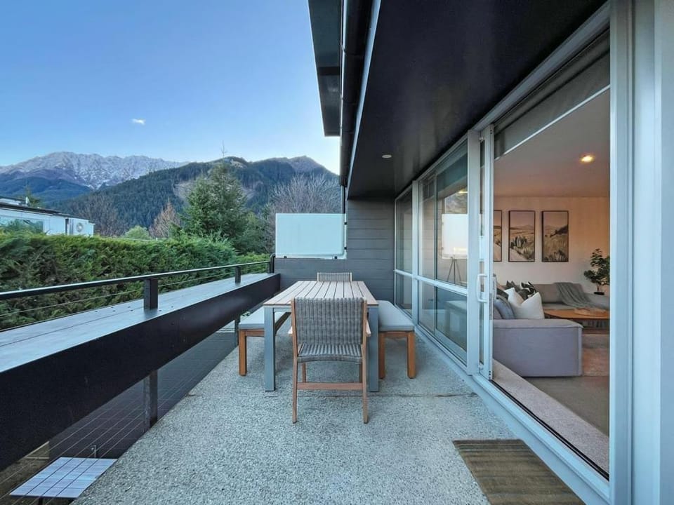 Day, Natural landscape, View (from property/room), Balcony/Terrace, Living room, Seating area, Mountain view