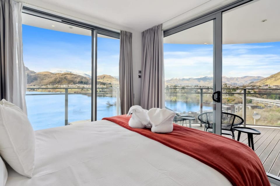Bed, Natural landscape, View (from property/room), Balcony/Terrace, Bedroom, Lake view, Mountain view, towels