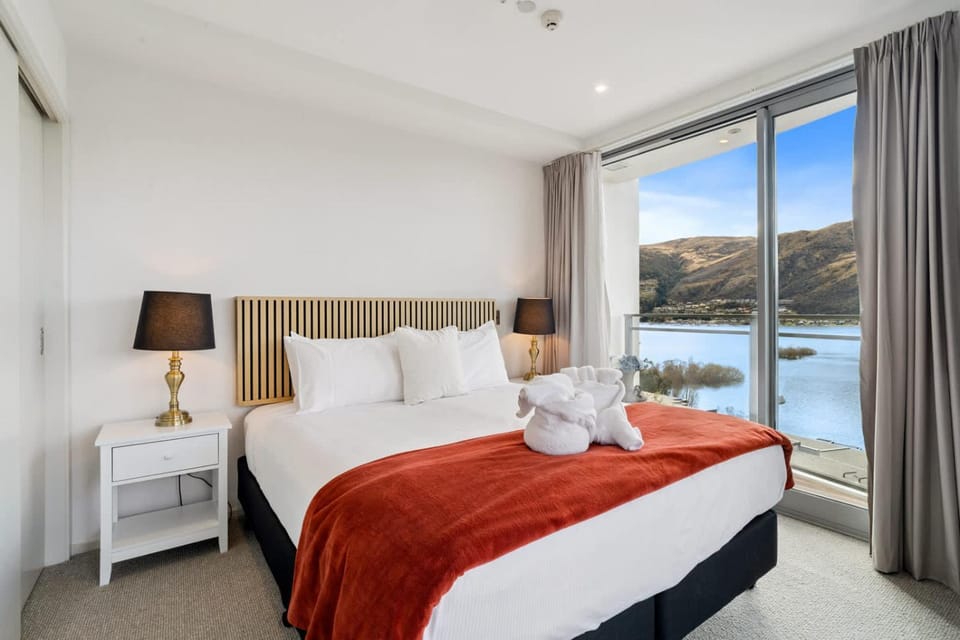 Bed, Natural landscape, Photo of the whole room, Bedroom, Lake view, Mountain view, towels