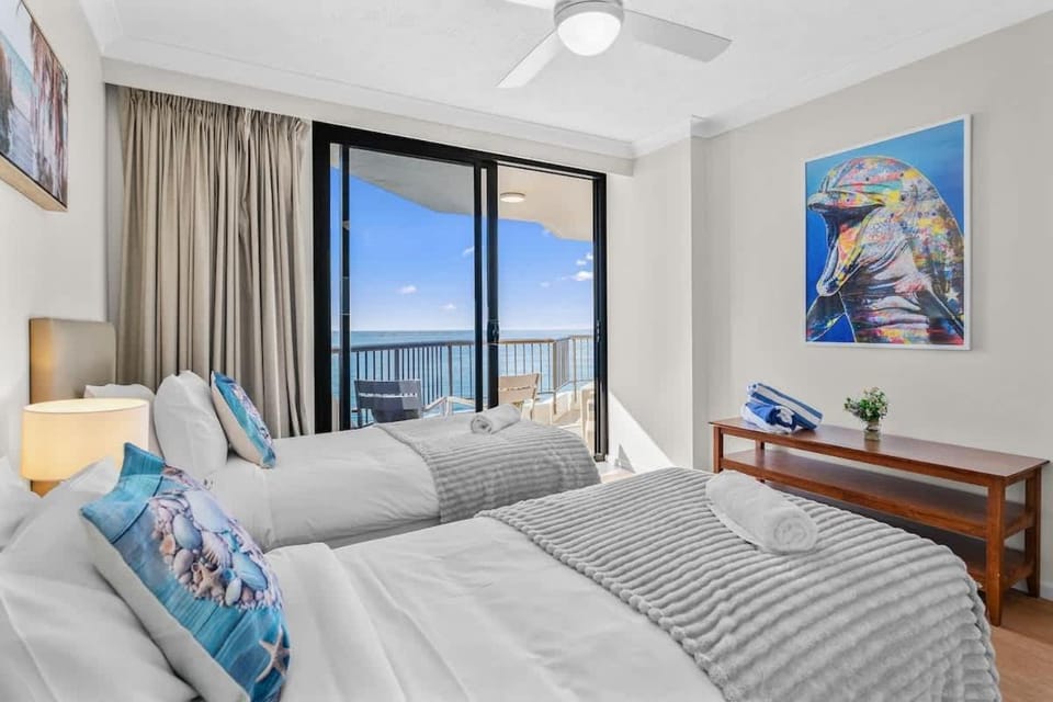 Sky High 2BR Ocean view Retreat Apartment in Surfers Paradise