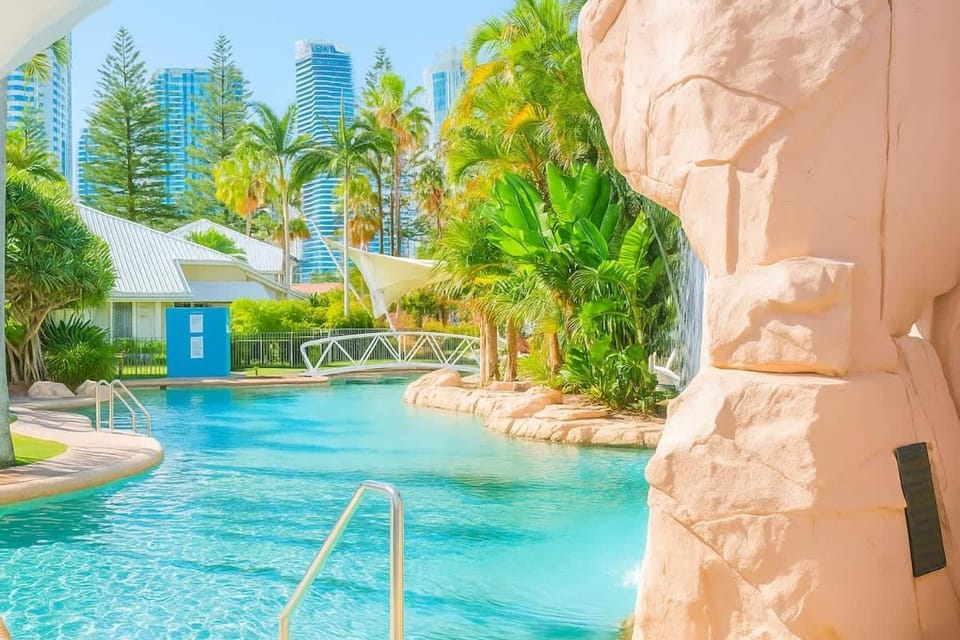 4BR Villa with Pool at Diamond Beach House in Mermaid Beach