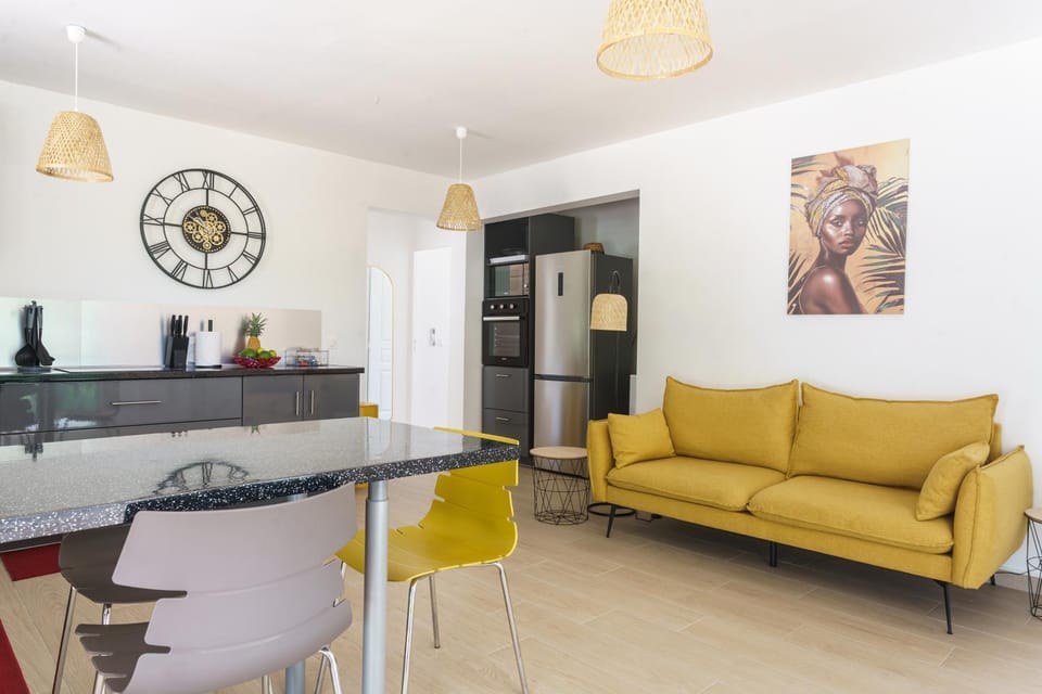 Kitchen or kitchenette, Living room, Seating area, Dining area, oven