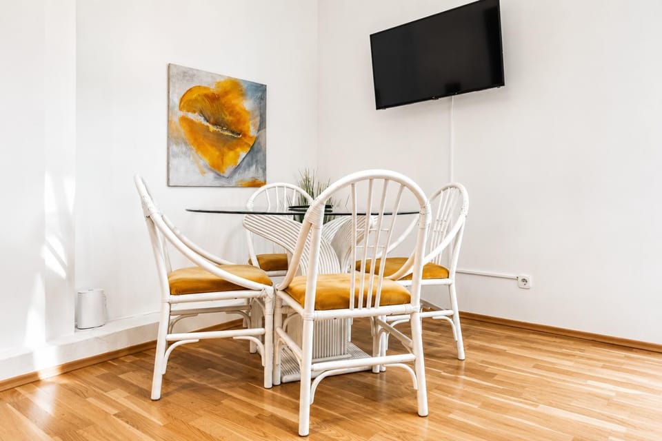TV and multimedia, Seating area, Dining area