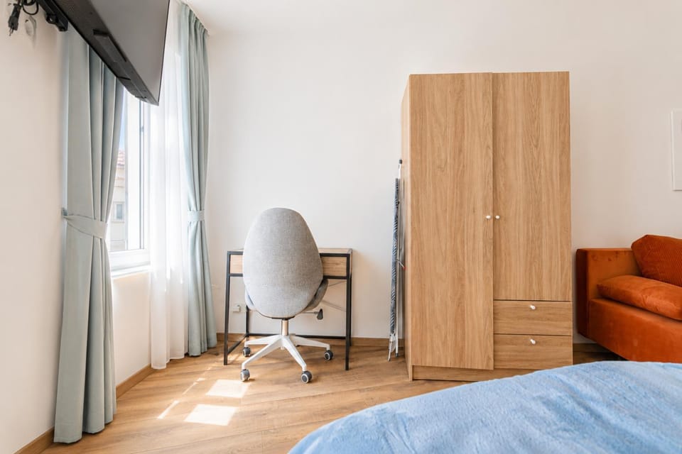 Bed, TV and multimedia, Seating area, Bedroom, wardrobe