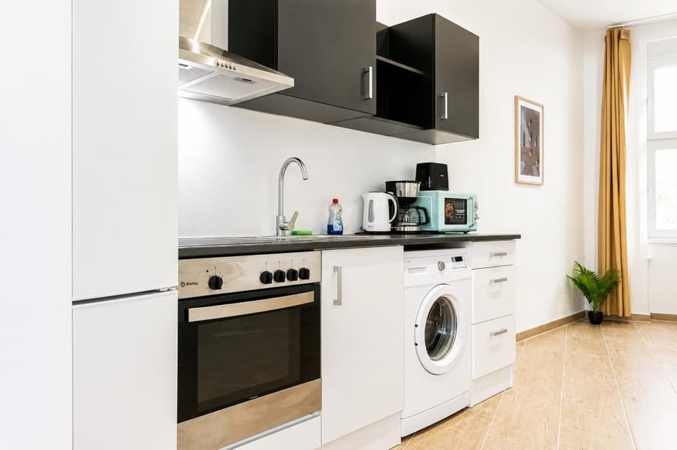 Coffee/tea facilities, Kitchen or kitchenette, oven, stove, toaster, washing machine