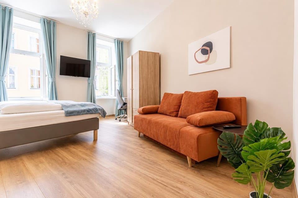 Bed, TV and multimedia, Seating area, Bedroom