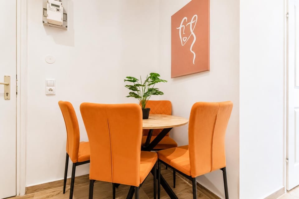 Seating area, Dining area