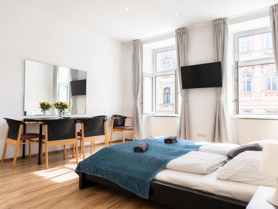 Bed, TV and multimedia, Seating area, Dining area, Bedroom