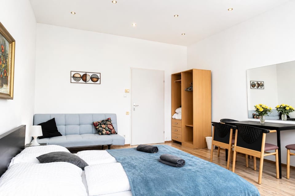 Property building, Bed, Seating area, Dining area, Bedroom, wardrobe