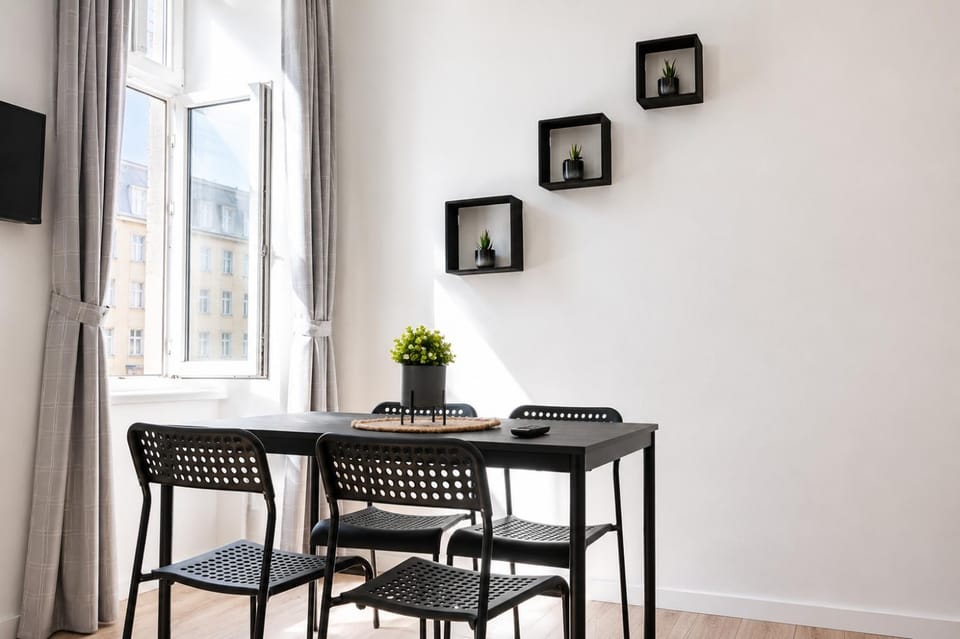 TV and multimedia, Seating area, Dining area