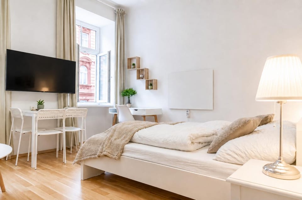 Property building, Bed, TV and multimedia, Seating area, Bedroom