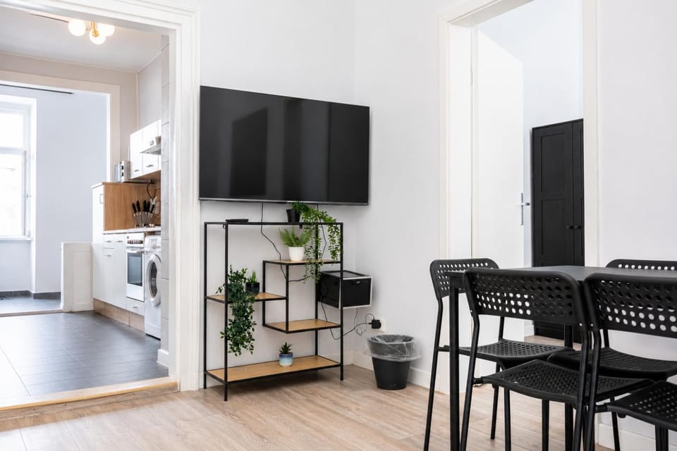 TV and multimedia, Kitchen or kitchenette, Seating area, Dining area, oven, stove