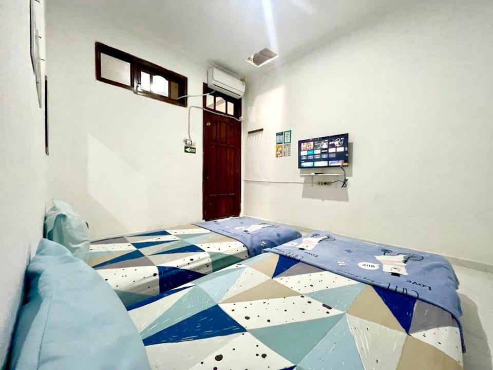 Bed, TV and multimedia, Bedroom