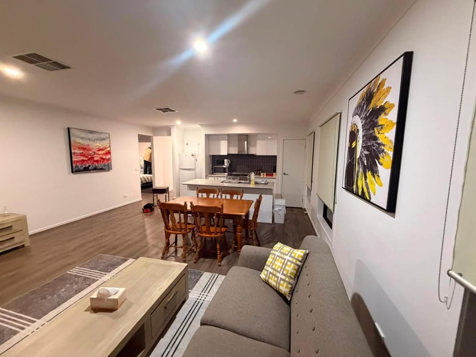 Modern Comforts in a Spacious 3BR Family Retreat House in Truganina