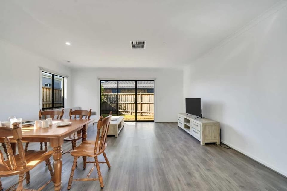 Modern Comforts in a Spacious 3BR Family Retreat House in Truganina