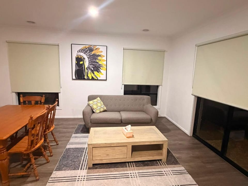 Modern Comforts in a Spacious 3BR Family Retreat House in Truganina