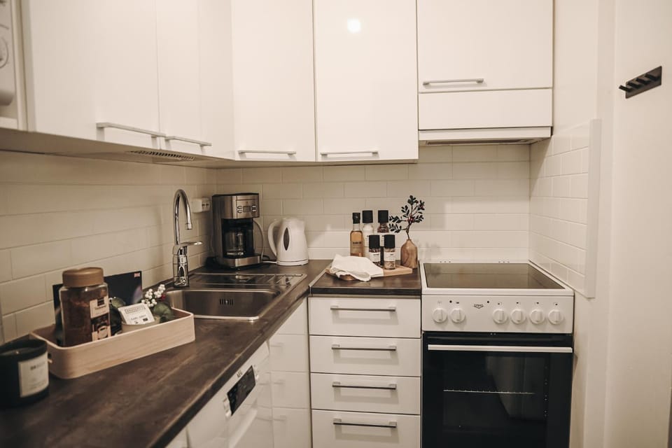 Coffee/tea facilities, Kitchen or kitchenette, dishwasher, stove